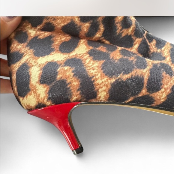 Betsey Johnson  Leopard Print Kitten Heel Ankle Boots with Red Heel sz 6 - Picture 5 of 7